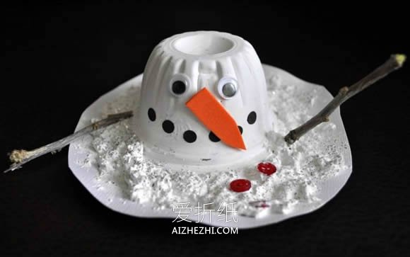 用果冻杯制作融化的雪人的方法- www.aizhezhi.com