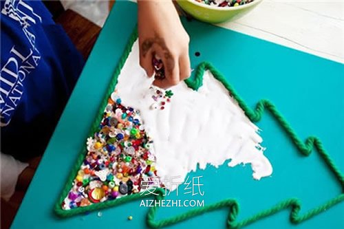 漂亮圣诞树粘贴画的制作方法- www.aizhezhi.com