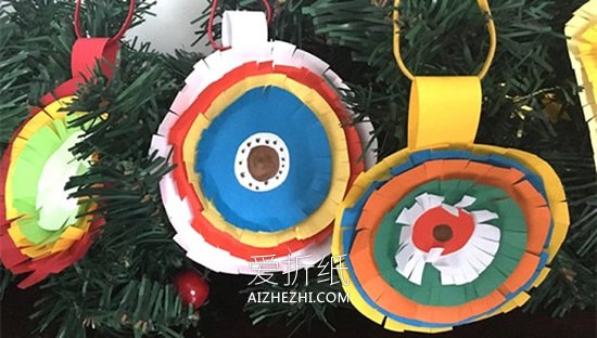 用彩纸制作圣诞球挂饰的方法- www.aizhezhi.com