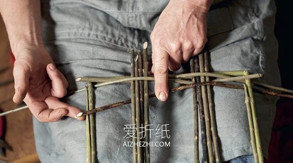 用柳条编织早餐托盘的方法- www.aizhezhi.com