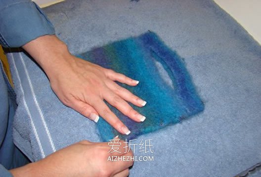 用羊毛纱线创意制作羊毛毡手提袋的方法- www.aizhezhi.com