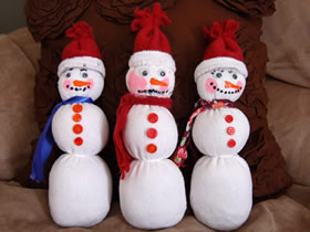 用袜子制作圣诞节雪人玩偶的方法