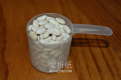 用袜子制作圣诞节雪人玩偶的方法- www.aizhezhi.com