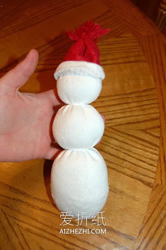 用袜子制作圣诞节雪人玩偶的方法- www.aizhezhi.com