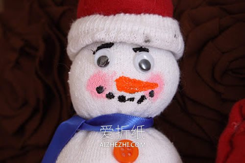 用袜子制作圣诞节雪人玩偶的方法- www.aizhezhi.com