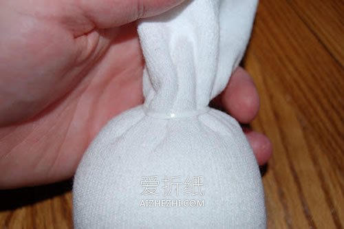 用袜子制作圣诞节雪人玩偶的方法- www.aizhezhi.com