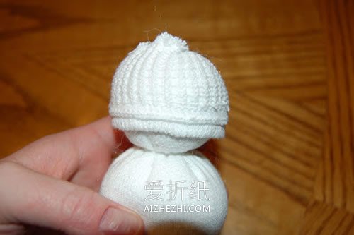 用袜子制作圣诞节雪人玩偶的方法- www.aizhezhi.com