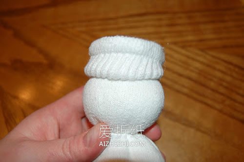 用袜子制作圣诞节雪人玩偶的方法- www.aizhezhi.com