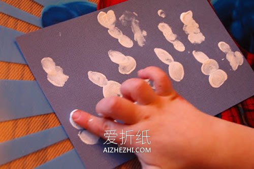 指纹画雪人制作圣诞贺卡的方法- www.aizhezhi.com