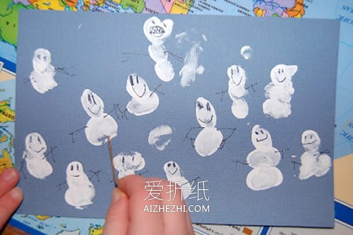 指纹画雪人制作圣诞贺卡的方法- www.aizhezhi.com