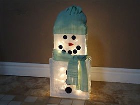 用玻璃瓶做圣诞节雪人灯饰的方法