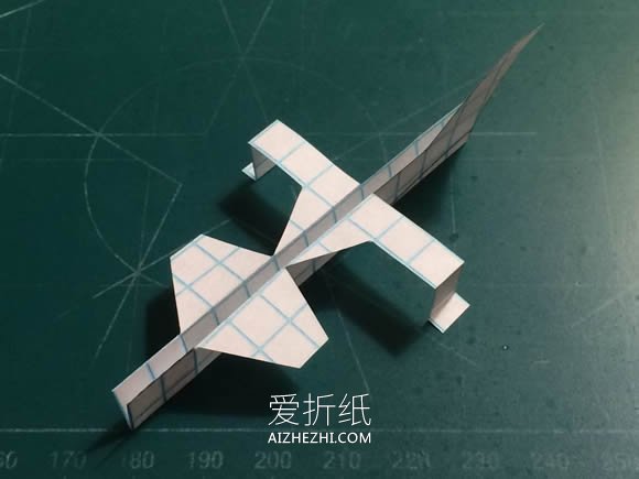 用纸做无人巡逻机的方法图解- www.aizhezhi.com