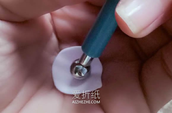 粘土胸花的制作步骤图解- www.aizhezhi.com