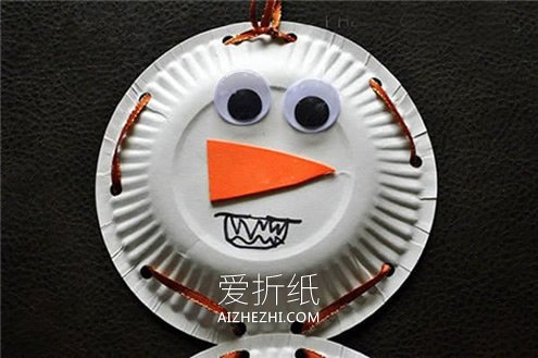 纸盘手工制作雪人挂饰的方法- www.aizhezhi.com