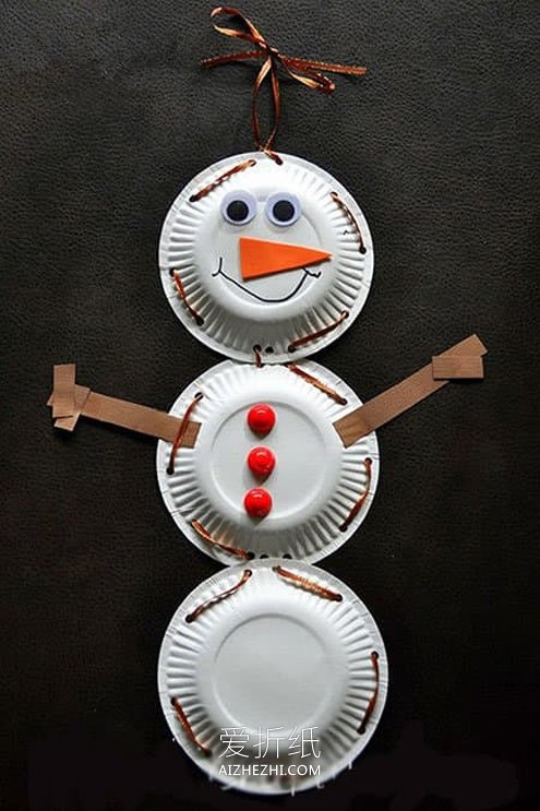 纸盘手工制作雪人挂饰的方法- www.aizhezhi.com