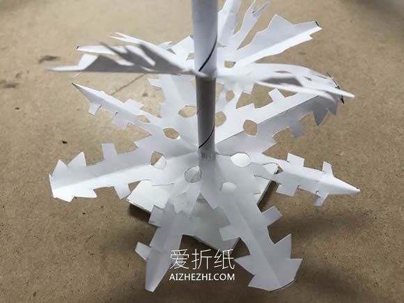 剪纸雪花制作美丽雪花树的方法- www.aizhezhi.com