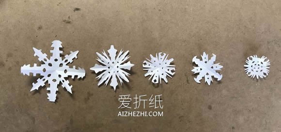 剪纸雪花制作美丽雪花树的方法- www.aizhezhi.com