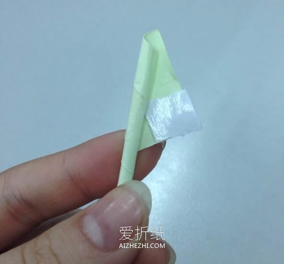 用长纸条折纸玫瑰花的步骤图- www.aizhezhi.com