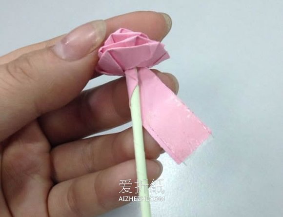 用长纸条折纸玫瑰花的步骤图- www.aizhezhi.com