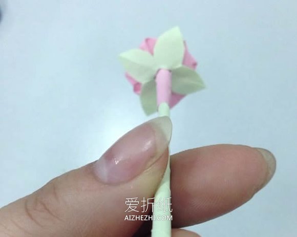 用长纸条折纸玫瑰花的步骤图- www.aizhezhi.com