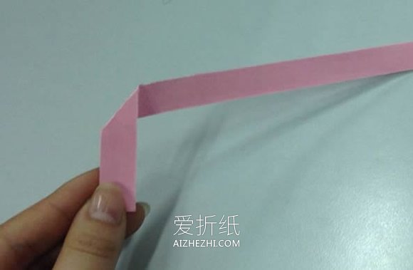 用长纸条折纸玫瑰花的步骤图- www.aizhezhi.com