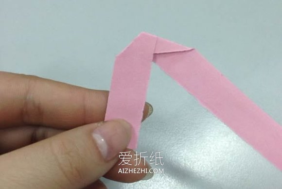 用长纸条折纸玫瑰花的步骤图- www.aizhezhi.com