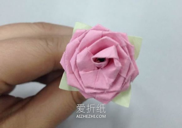 用长纸条折纸玫瑰花的步骤图- www.aizhezhi.com