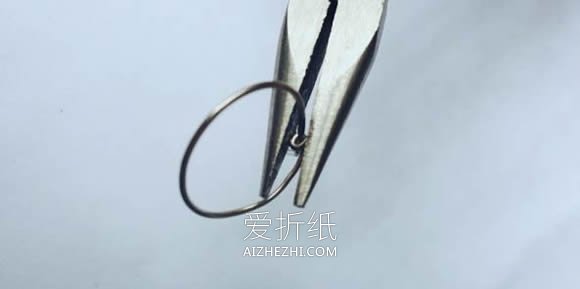 用回形针做爱心戒指的方法图解- www.aizhezhi.com