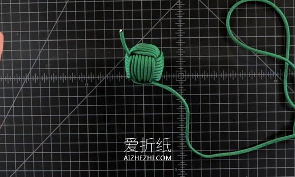 用伞绳编织圣诞球挂饰的方法图解- www.aizhezhi.com