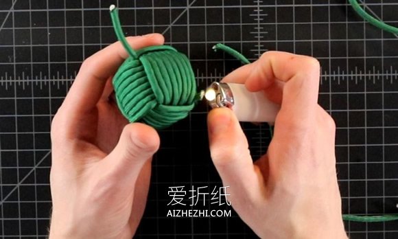 用伞绳编织圣诞球挂饰的方法图解- www.aizhezhi.com