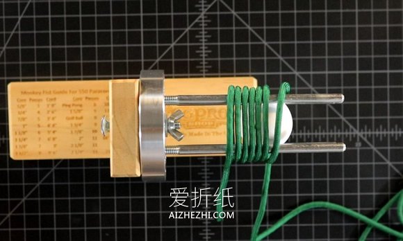 用伞绳编织圣诞球挂饰的方法图解- www.aizhezhi.com