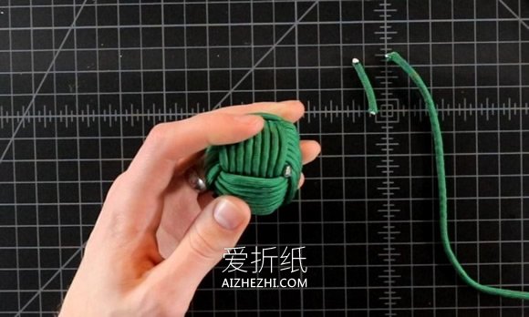 用伞绳编织圣诞球挂饰的方法图解- www.aizhezhi.com