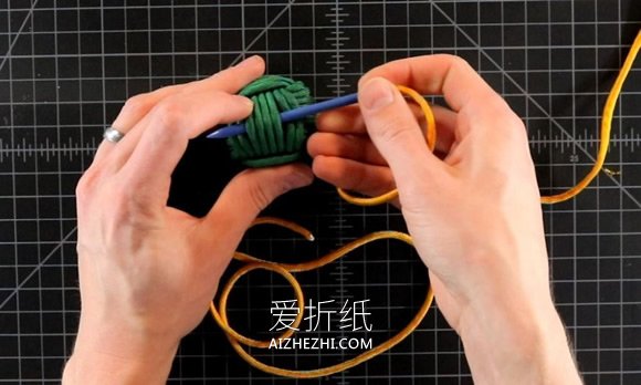 用伞绳编织圣诞球挂饰的方法图解- www.aizhezhi.com