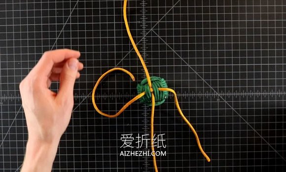 用伞绳编织圣诞球挂饰的方法图解- www.aizhezhi.com