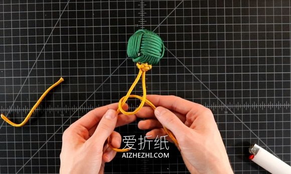 用伞绳编织圣诞球挂饰的方法图解- www.aizhezhi.com