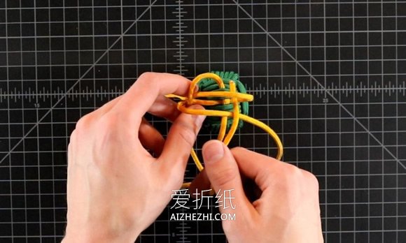 用伞绳编织圣诞球挂饰的方法图解- www.aizhezhi.com