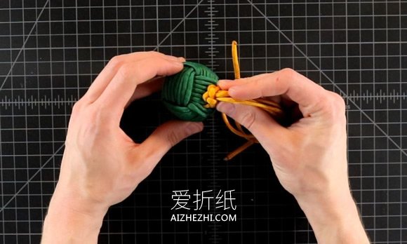 用伞绳编织圣诞球挂饰的方法图解- www.aizhezhi.com