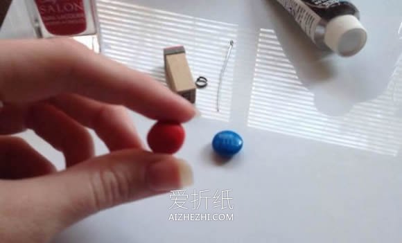 用粘土制作可爱又逼真MM豆项链的方法- www.aizhezhi.com