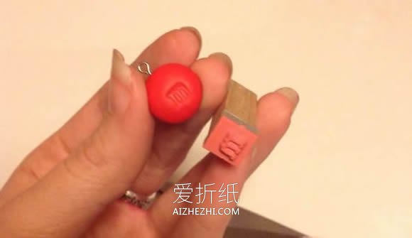 用粘土制作可爱又逼真MM豆项链的方法- www.aizhezhi.com