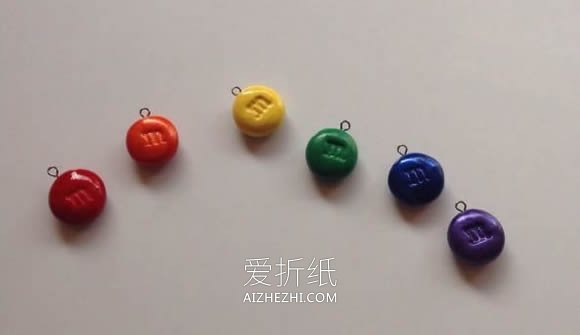 用粘土制作可爱又逼真MM豆项链的方法- www.aizhezhi.com