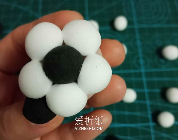 简单粘土足球的制作方法- www.aizhezhi.com