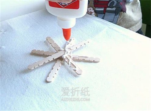 用冰棍棒做雪花装饰的方法- www.aizhezhi.com