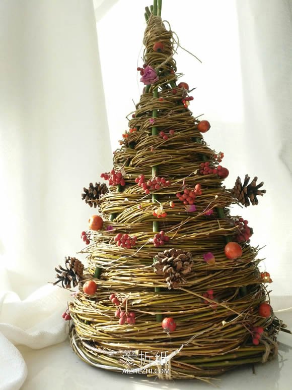 用柳条做立体圣诞树的方法教程- www.aizhezhi.com