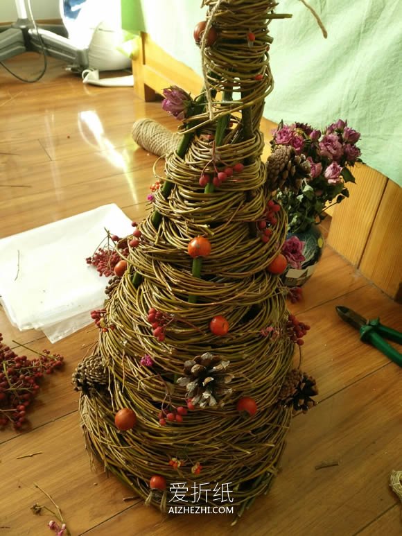 用柳条做立体圣诞树的方法教程- www.aizhezhi.com