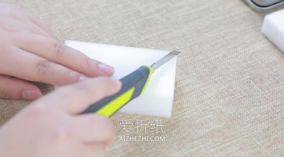 简单用海绵画西瓜的方法- www.aizhezhi.com