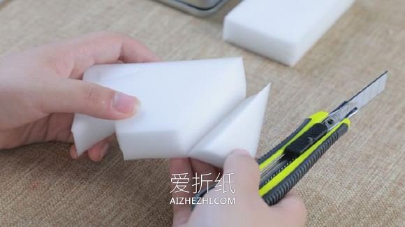 简单用海绵画西瓜的方法- www.aizhezhi.com