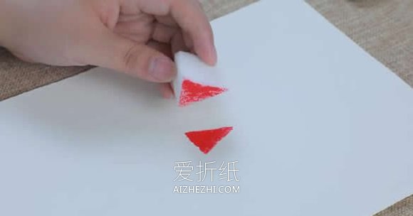 简单用海绵画西瓜的方法- www.aizhezhi.com