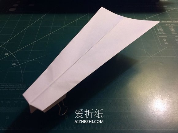 飞得又快又远纸飞机的折纸教程- www.aizhezhi.com