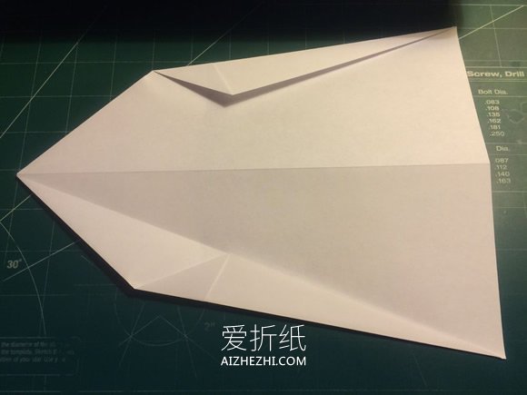 飞得又快又远纸飞机的折纸教程- www.aizhezhi.com