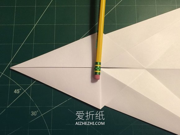 飞得又快又远纸飞机的折纸教程- www.aizhezhi.com